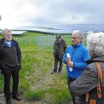 Jens Julkowski-Keppler erläutert die technischen Daten von Jöllenbecks jüngsten Solarpark
