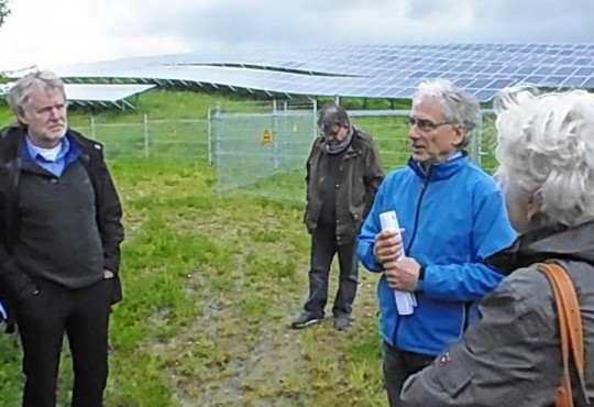 Jens Julkowski-Keppler erläutert die technischen Daten von Jöllenbecks jüngsten Solarpark