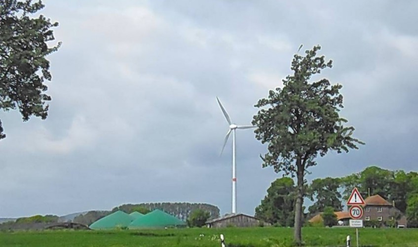 Moderne Biogas-Anlage vor Bielefelds erstem Windrad (ca. 15 Jahren alt) am Nagelsholz